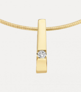 14 KARAAT GEEL GOUDN HANGER MODEL STRETTO MET BRILJANT.
Strak vormgegeven robuuste hanger met briljant geslepen diamant die een eenheid met de hanger vormt. Uitstekend te combineren met bijpassende ring en oorsieraden. hanger STRETTO wordt zonder collier geleverd.